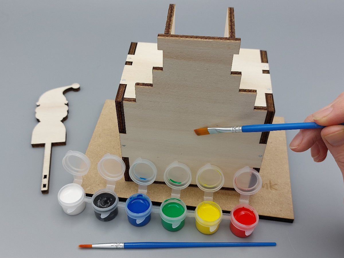 Schilderen: Coole Klaus krijgt kleur. Kinderen verven Kerstman en schoorsteen voor een unieke automaton. Creatief, leerzaam en klaar om mee te spelen.