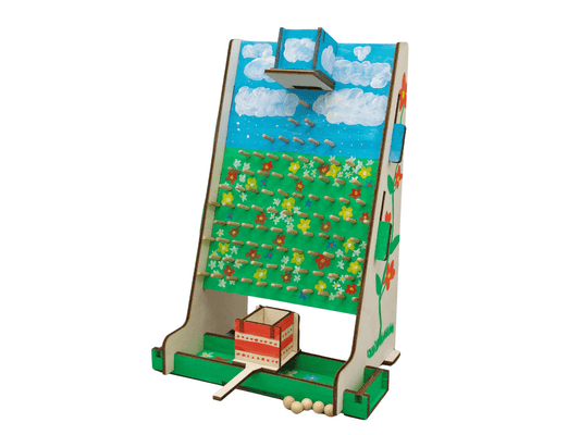 Afbeelding van het eindresultaat van het knutselpakket Kundige Knikkervanger – houten behendigheidsspel voor kinderen