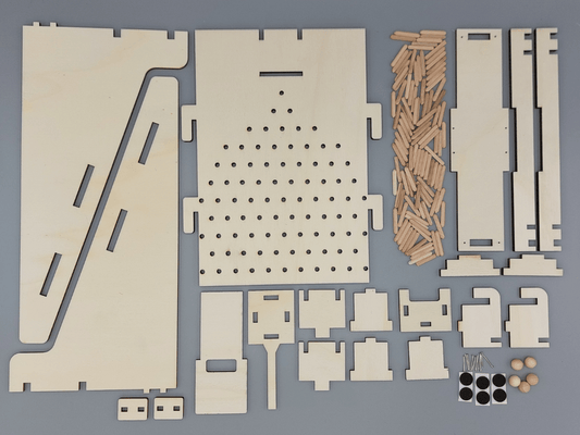 Inhoud van het knutselpakket Kundige Knikkervanger – houten onderdelen, spijkertjes en handleiding