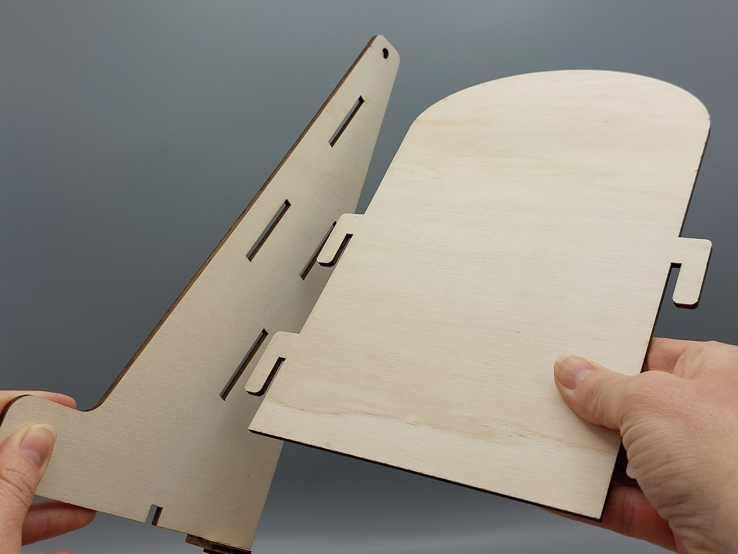 Montage van de houten achterkant in de zijkant van Gatengekte – DIY knutselen, eenvoudig voor kinderfeestjes.