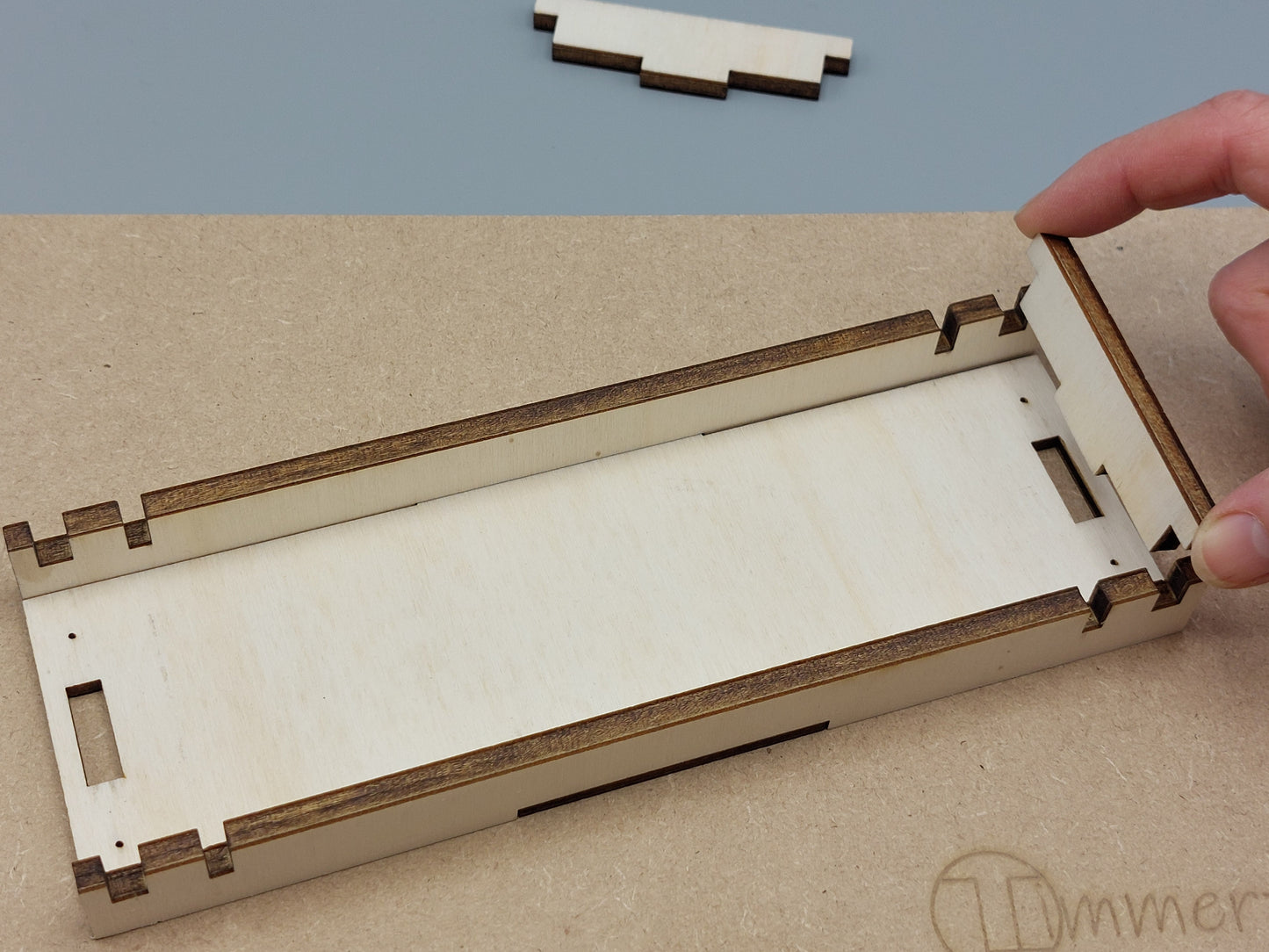 Het in elkaar zetten van het houten bakje van Gatengekte – DIY knutselen, perfect voor een kinderfeestje.