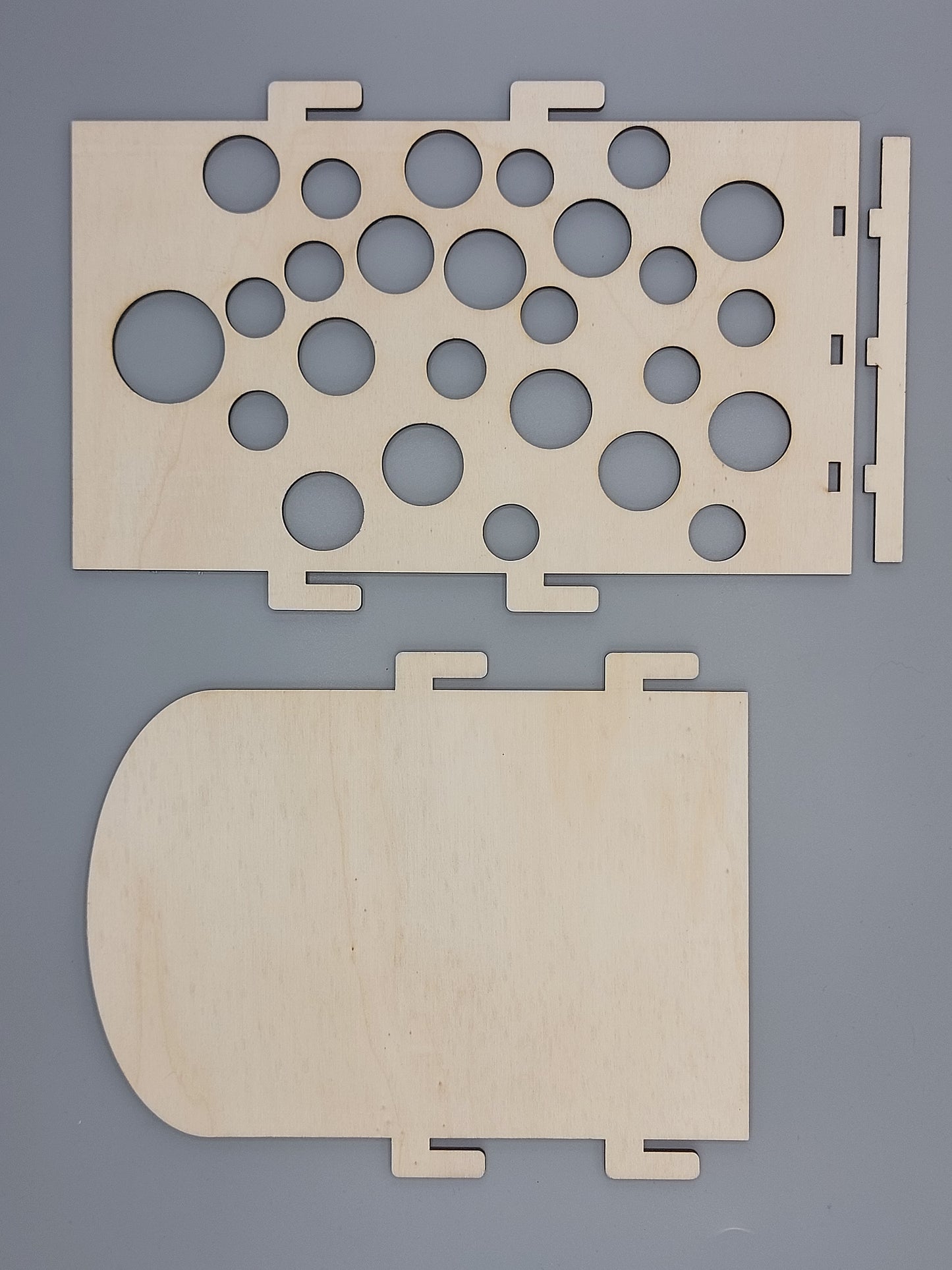 Grote houten onderdelen van Gatengekte: achterkant en gatenbaan; DIY knutselen voor een kinderfeestje.