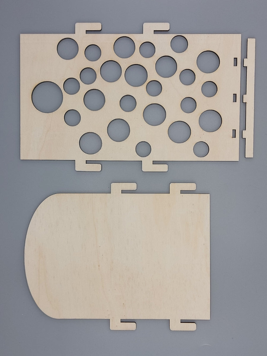 Grote houten onderdelen van Gatengekte: achterkant en gatenbaan; DIY knutselen voor een kinderfeestje.
