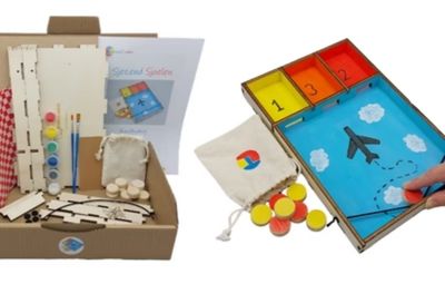 Compleet knutselpakket met materialen en het eindresultaat: een zelfgemaakte houten sjoelbak, geschikt voor kinderen tijdens kinderfeestjes, BSO of als cadeau.