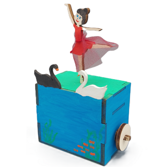 Knutselen voor kinderen met knutselpakket Beeldige Ballerina – eindresultaat van een houten kunstwerk, zelfgemaakt door kinderen