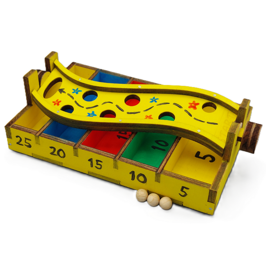 Knutselen voor kinderen met knutselpakket Pittig Parcours – eindresultaat van een houten behendigheidsspel, zelfgemaakt door kinderen