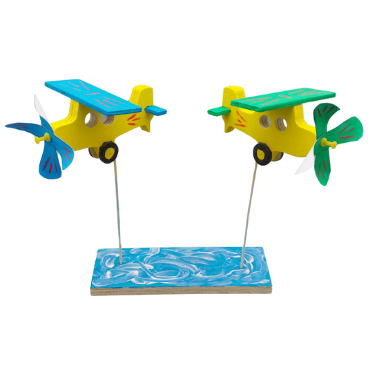 Knutselen voor kinderen met knutselpakket Vlugge Vliegtuigen– eindresultaat van een houten knutsel, zelfgemaakt door kinderen