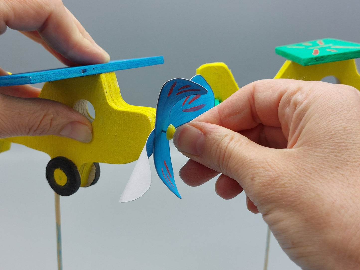 Knutselen voor kinderen met knutselpakket Vlugge Vliegtuigen – kind monteert propellers op het vliegtuig
