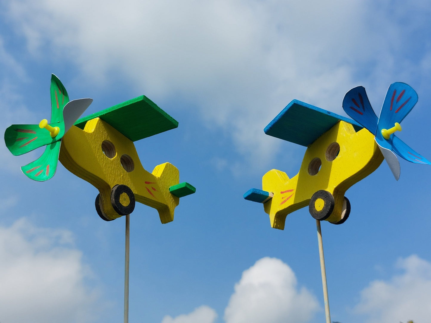 Knutselen voor kinderen met knutselpakket Vlugge Vliegtuigen – kind speelt enthousiast met zijn zelfgemaakte Vliegtuigen