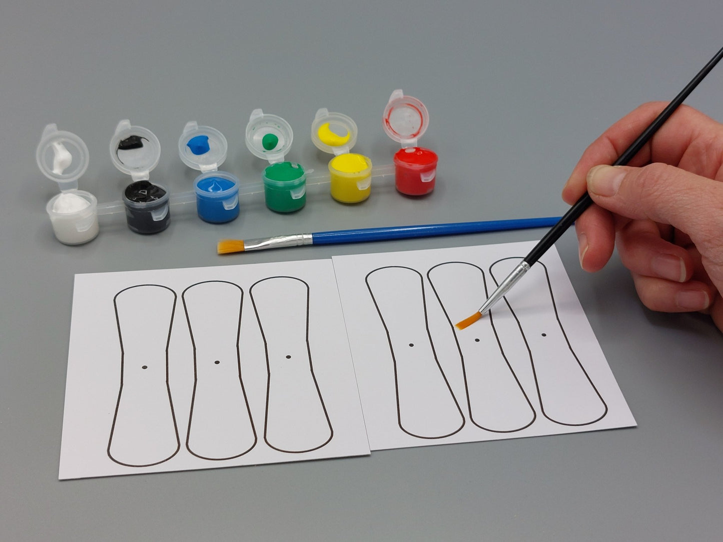 Knutselen voor kinderen met knutselpakket Vlugge Vliegtuigen of Vrolijke Vogels– kind schildert propellers in vrolijke, creatieve kleuren