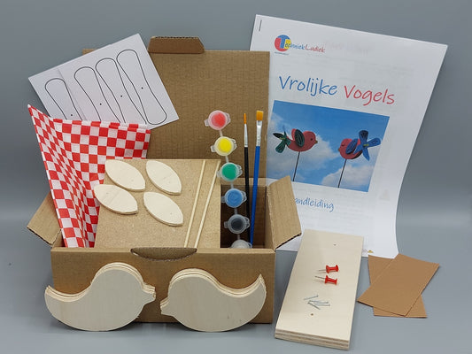 Knutselen voor kinderen met knutselpakket Vrolijke Vogels – inhoud met houten onderdelen, spijkertjes en een duidelijke handleiding
