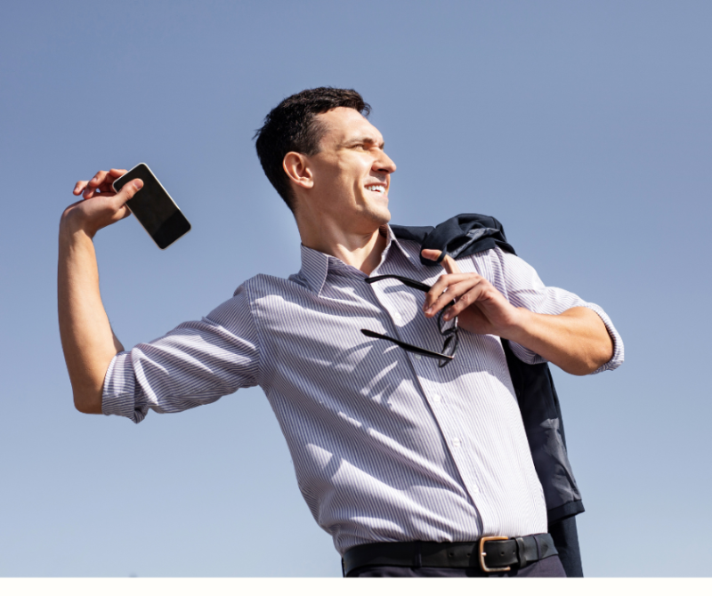 Man gooit smartphone weg als symbool voor minder schermtijd – creatieve knutselpakketten van TechniekLudiek bieden kinderen een leerzaam en leuk alternatief.