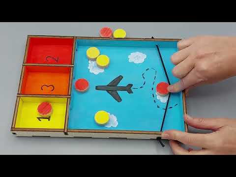 Knutselpakket Sjoelbak eindproduct in actie: DIY mini sjoelbak met houten schijven; close-up van het spel