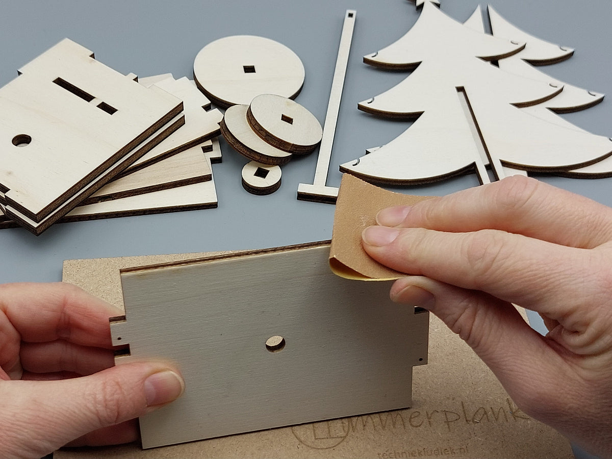 Knutselen voor kinderen: houten onderdelen schuren