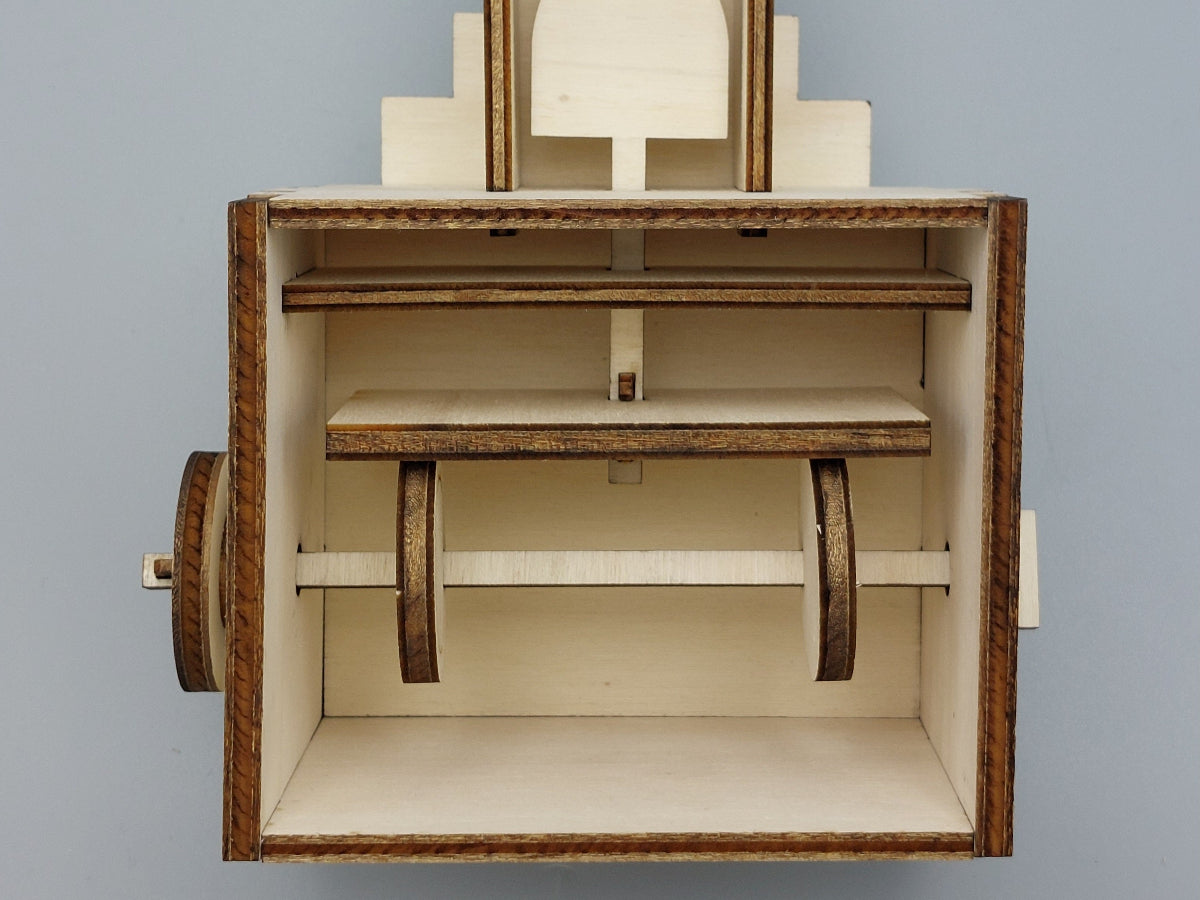 Detail inzicht in houten mechanisme van knutselpakket Pientere Piet