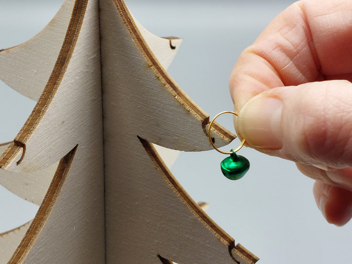 Knutselpakket voor kinderen: kerstboom versieren met vrolijk klingelende belletjes