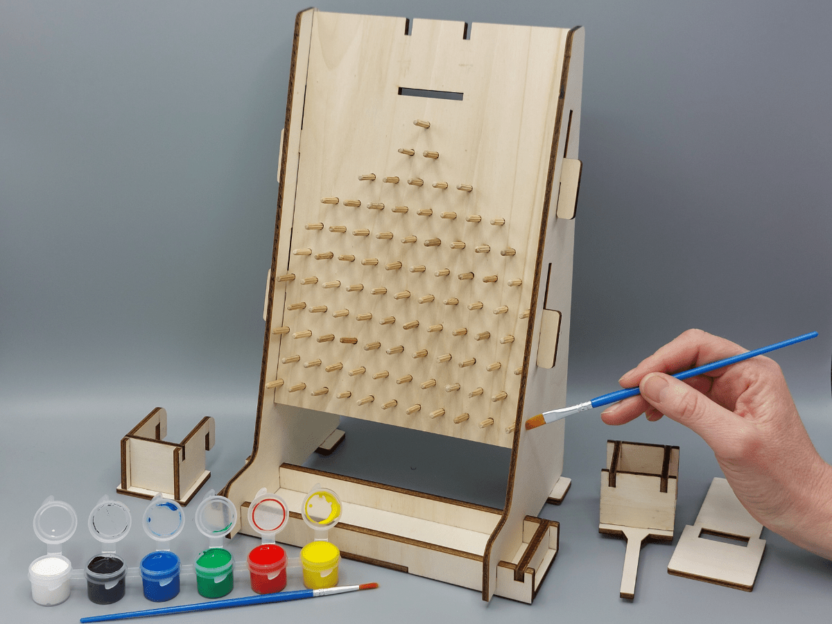 Kind verft zijn eigen Knustelpakket Kundige Knikkervanger met creatieve kleuren