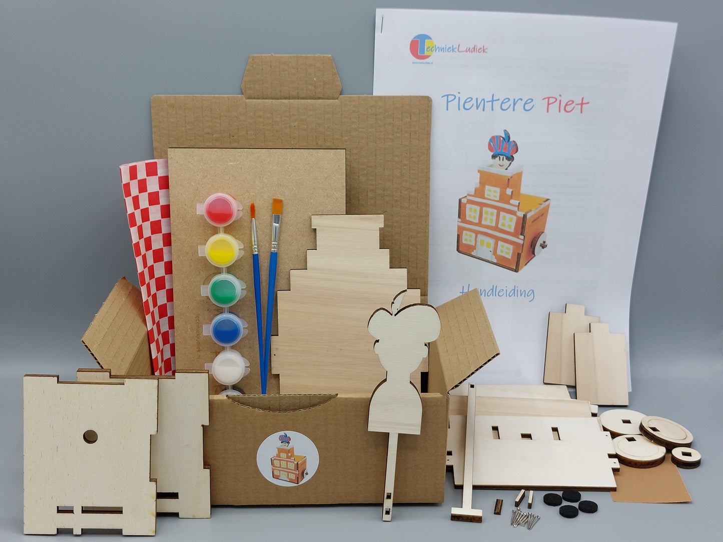 Onderdelen van het Pientere Piet houten bouwpakket met doos