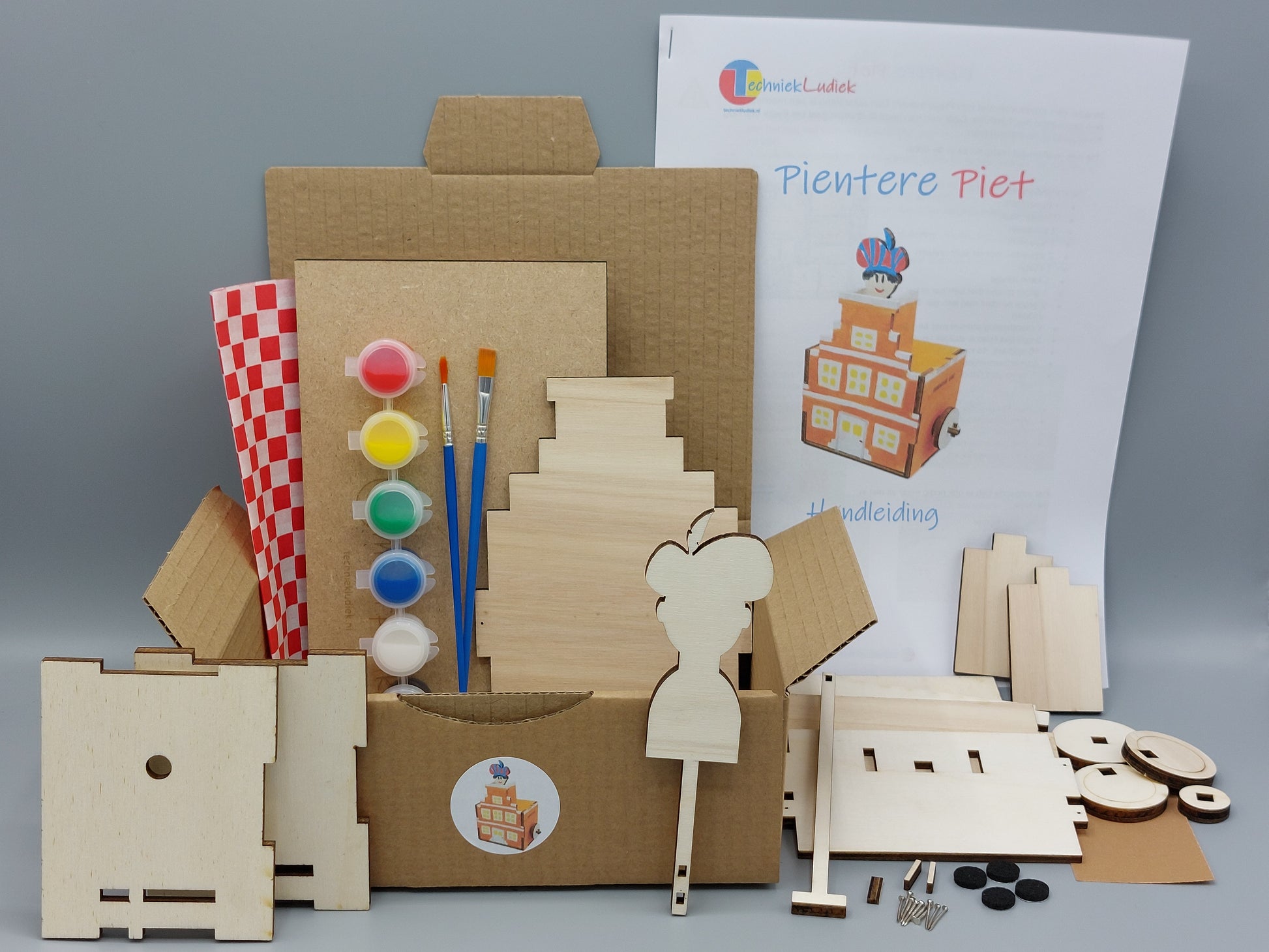 Onderdelen van het Pientere Piet houten bouwpakket met doos
