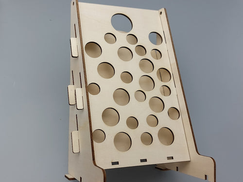 Houten achterkant en gatenbaan met zijkanten gemonteerd; voor DIY knutselen op een kinderfeestje.