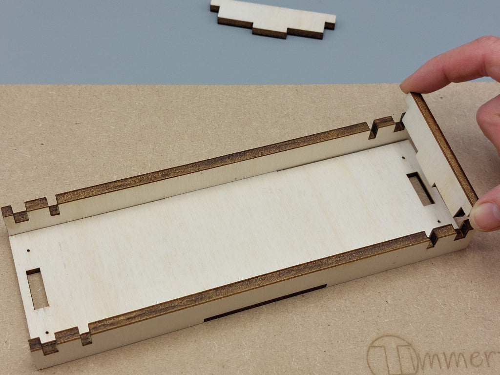 Het in elkaar zetten van het houten bakje van Gatengekte – DIY knutselen, perfect voor een kinderfeestje.