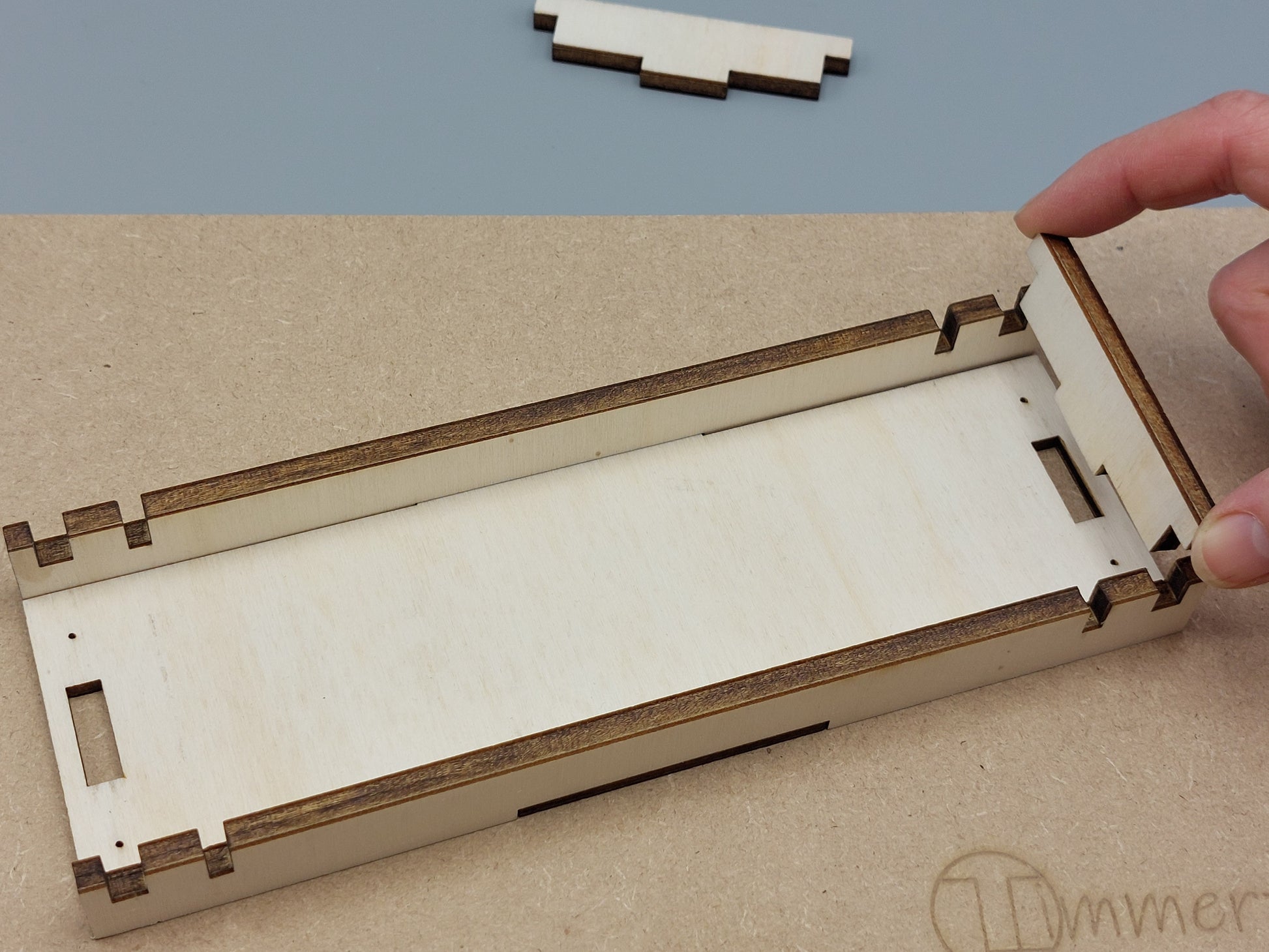 Het in elkaar zetten van het houten bakje van Gatengekte – DIY knutselen, perfect voor een kinderfeestje.