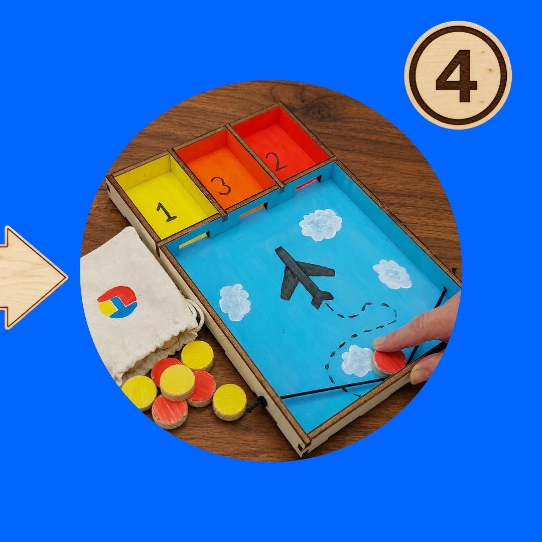 Kind speelt met zelfgemaakt houten speelgoed — stap 4 spelen