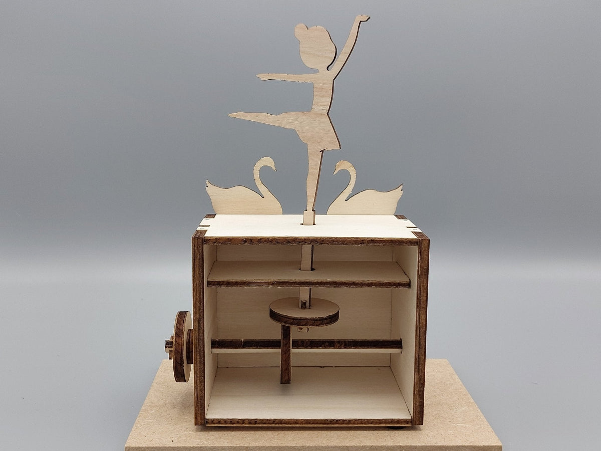 Knutselen voor kinderen met knutselpakket Beeldige Ballerina – de achterkant van het knutselpakket Beeldige Ballerina met het draaimechanisme.