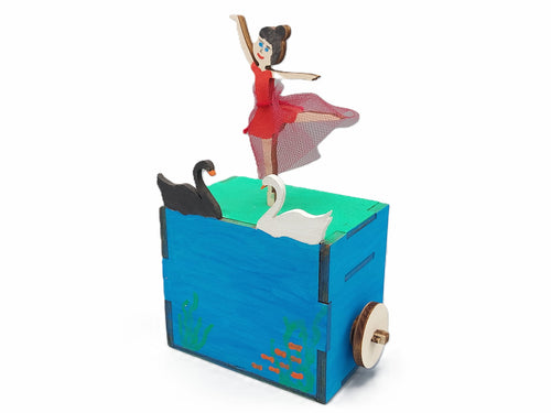 Knutselen voor kinderen met knutselpakket Beeldige Ballerina – eindresultaat van een houten kunstwerk, zelfgemaakt door kinderen