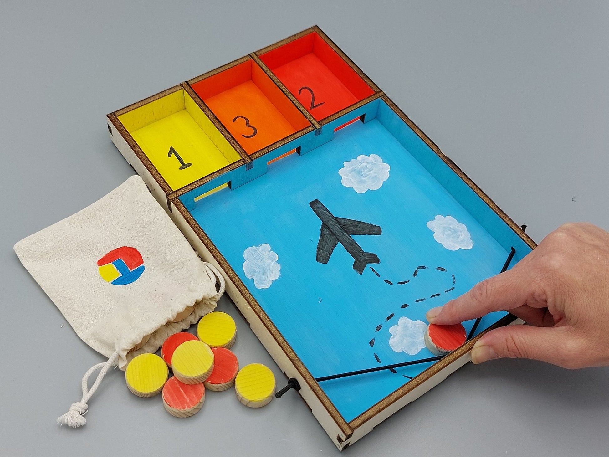 Knutselen voor kinderen met knutselpakket Sjezend Sjoelen–Sjoelbak – kind speelt enthousiast met zijn zelfgemaakte sjoelbak