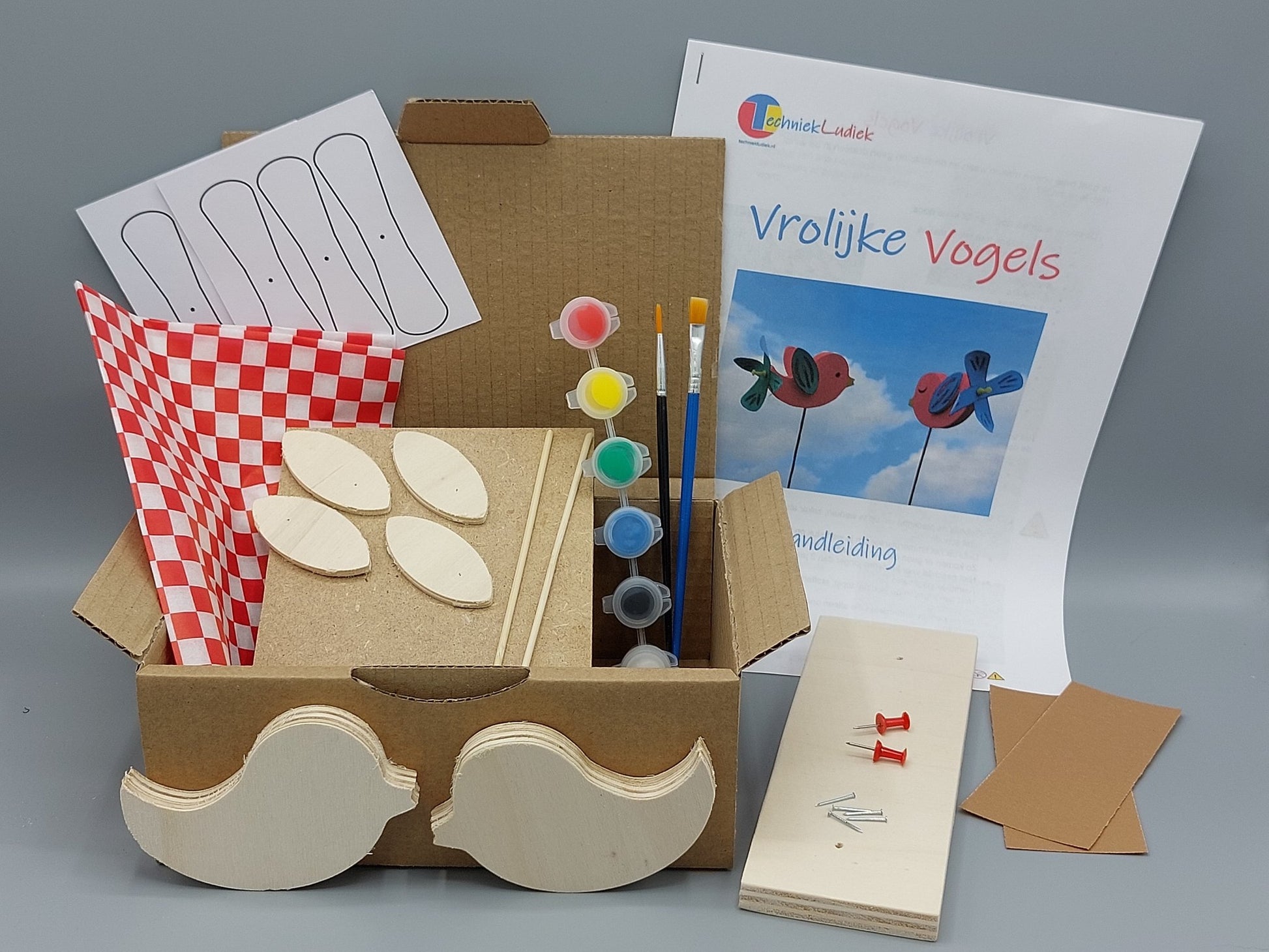 Knutselen voor kinderen met knutselpakket Vrolijke Vogels – inhoud met houten onderdelen, spijkertjes en een duidelijke handleiding