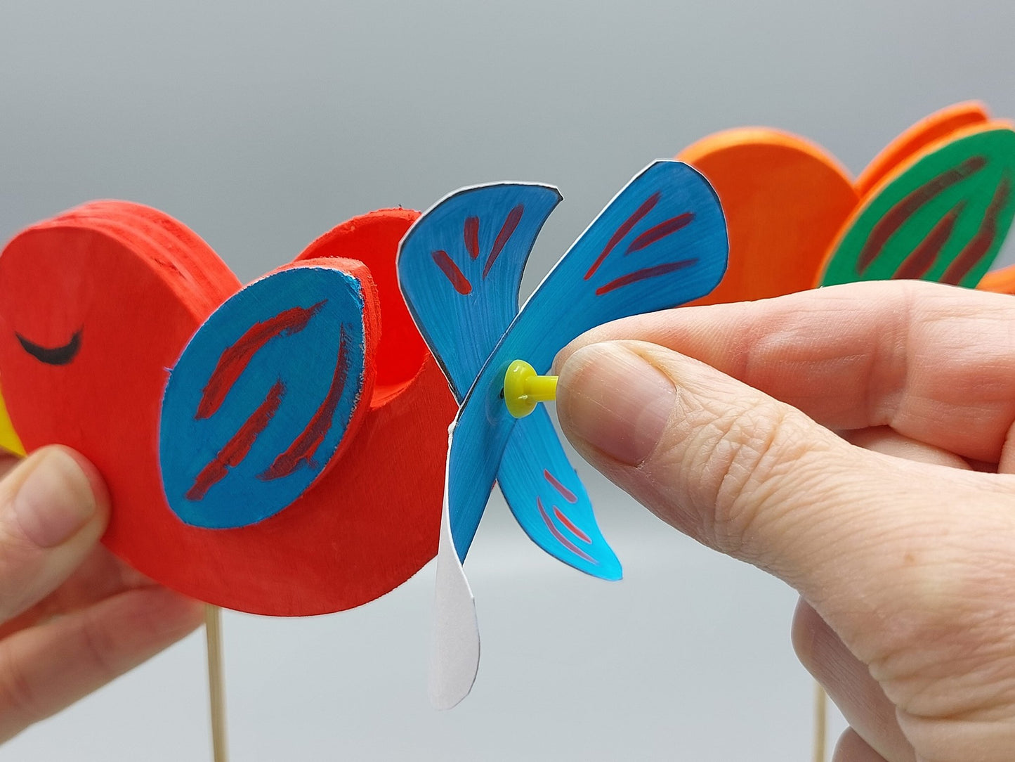 Knutselen voor kinderen met knutselpakket Vrolijke Vogels – kind monteert propellers zorgvuldig