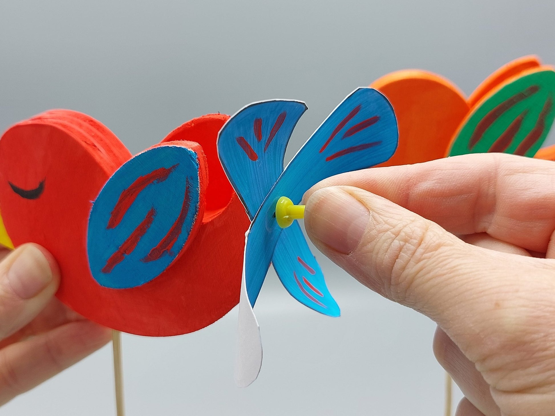 Knutselen voor kinderen met knutselpakket Vrolijke Vogels – kind monteert propellers zorgvuldig