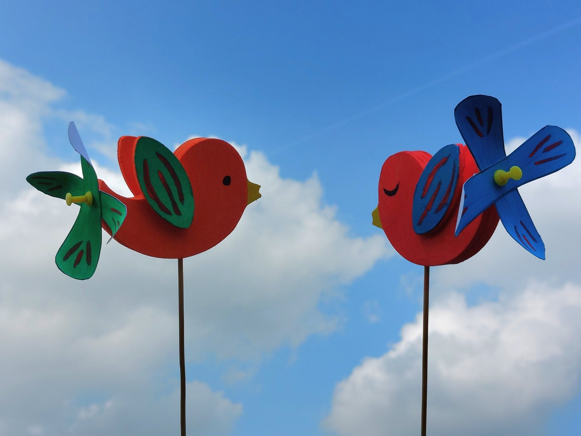 Knutselen voor kinderen met knutselpakket Vrolijke Vogels – kind speelt enthousiast met zijn zelfgemaakte Vrolijke Vogels