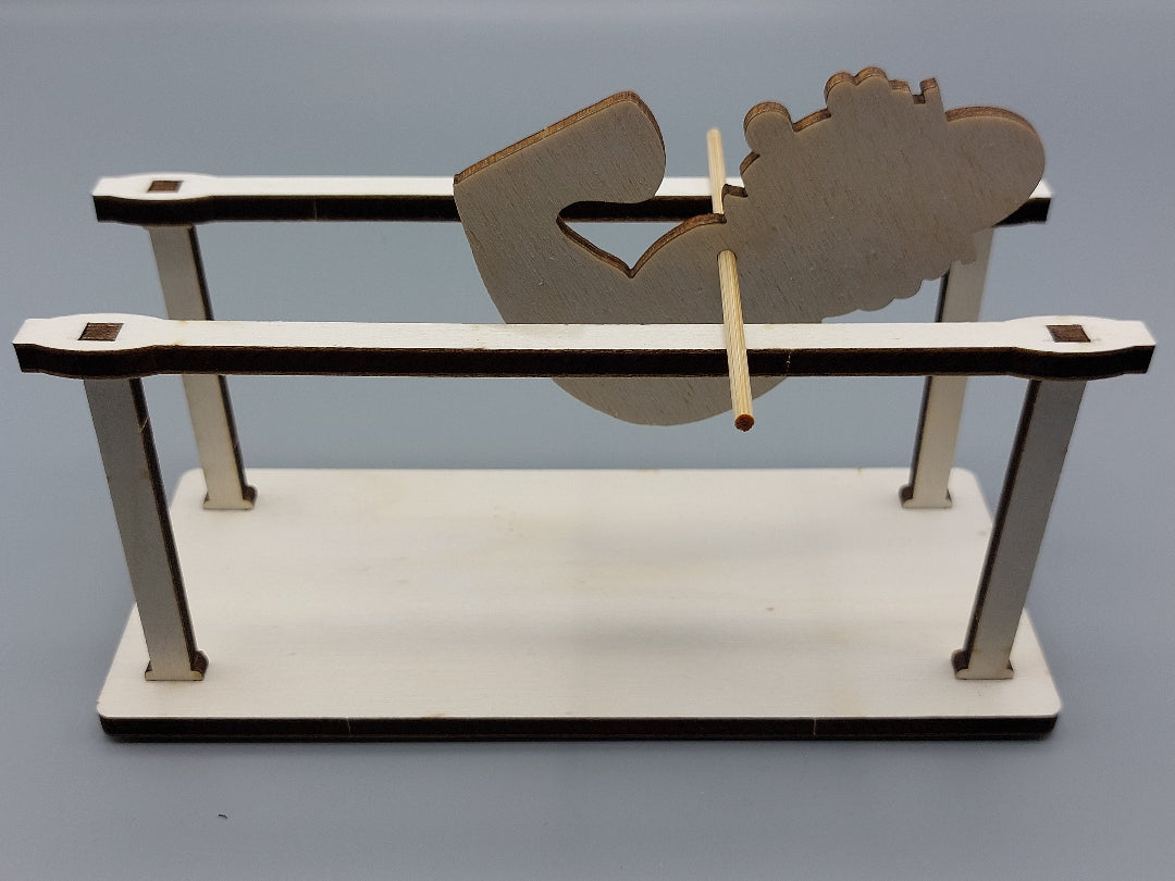 Komische Clown in actie – houten koprol speelgoed en balansspel voor kleuters