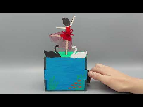 Knutselpakket Beeldige Ballerina eindproduct in actie: houten kist met draaiende ballerina