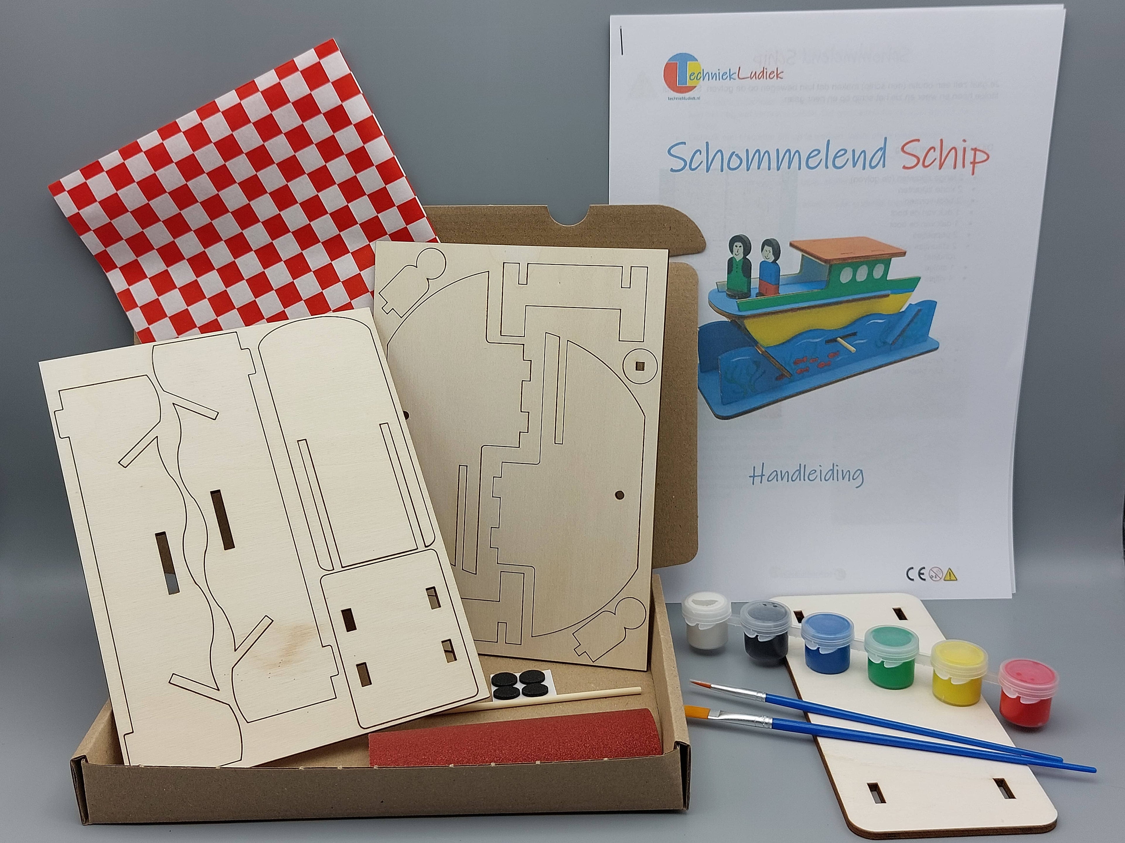 Inhoud luxe knutselpakket Schommelend Schip met verf, kwasten en placemat