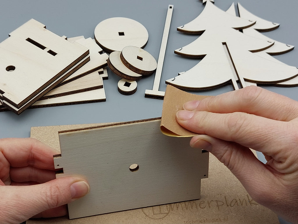 Knutselen voor kinderen: houten onderdelen schuren