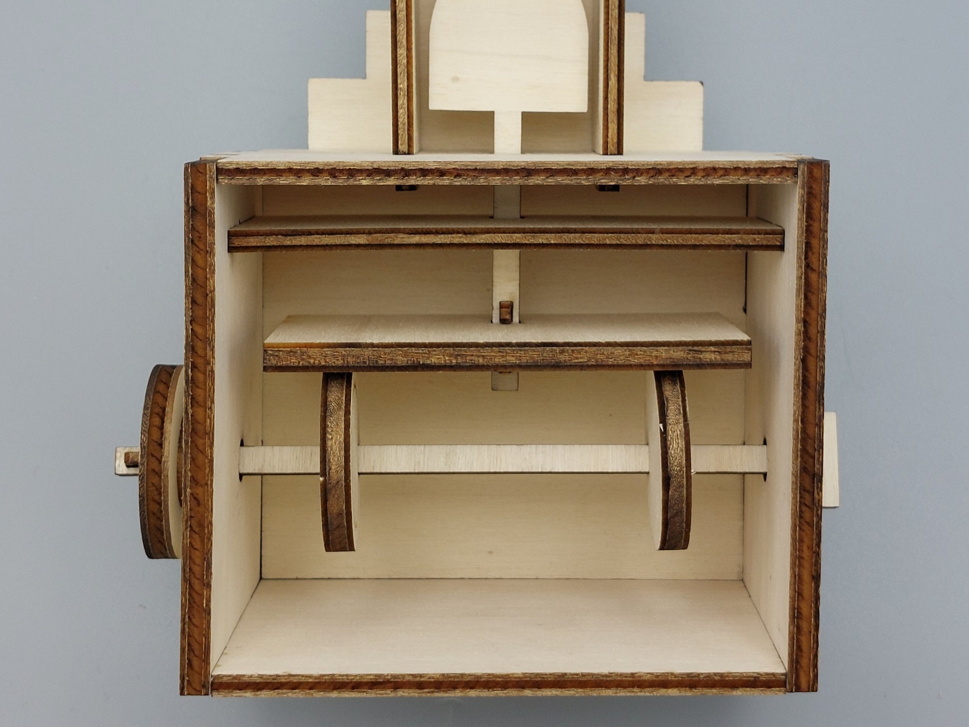 Detail inzicht in houten mechanisme van knutselpakket Pientere Piet