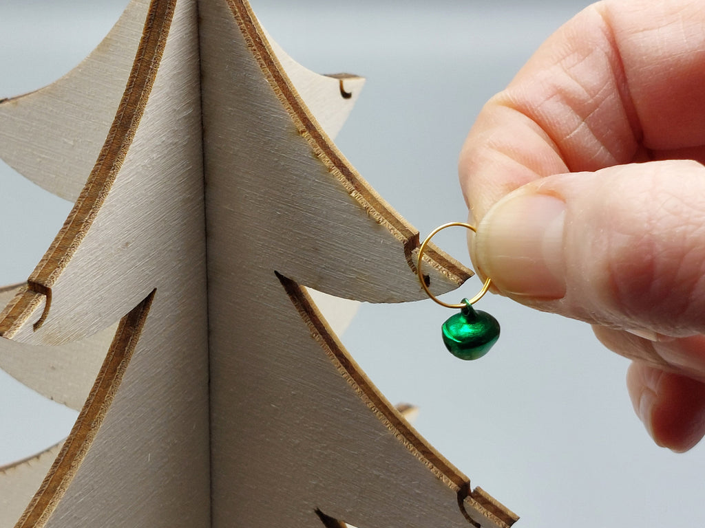 Knutselpakket voor kinderen: kerstboom versieren met vrolijk klingelende belletjes